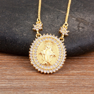 Este colar feminino apresenta um design clássico e versátil, com um pingente da Virgem Maria, em tom de cobre brilhante,