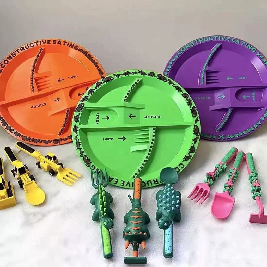 Conjunto de pratos de jantar com padrão de dinossauro infantil, incluindo jogos americanos e talheres, o modelo é Pa 76E