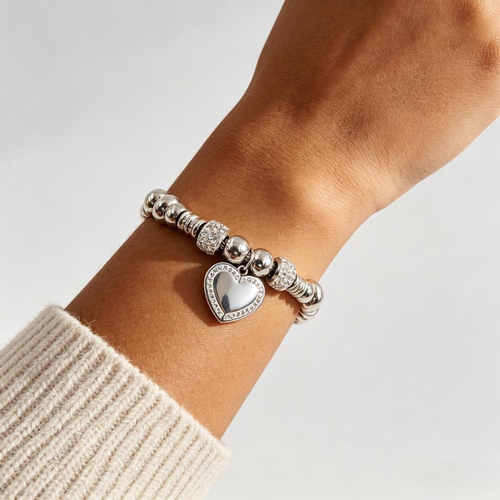 Pulseira Bangle Aço 316L Banhada Ouro, Pingente Coração Zircônia, Semijoia Anti-Alérgica, Acessório Feminino Versátil