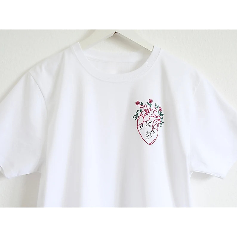 [Camiseta Premium em Algodão Puro]MIA Hand-Embroidered Anatomical Heart T-Shirt: Organic C