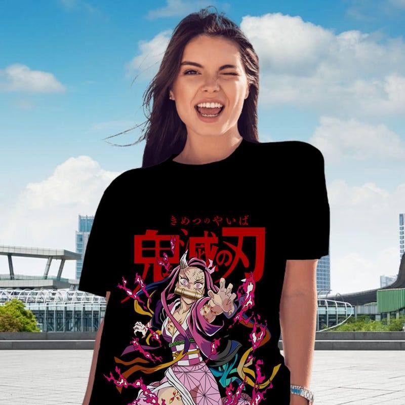 Camiseta Unissex Premium de Algodão Estampa Anime Nezuko Demon Slayer Cor Preta Confortável para Uso Casual, Passeios