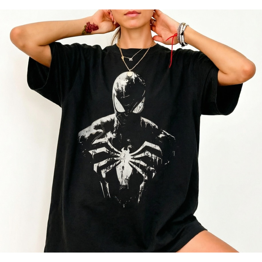 Camiseta Masculina Feminina Oversized Estampa Silhueta Branca Personagem de Herói com Símbolo Retro Desgastado