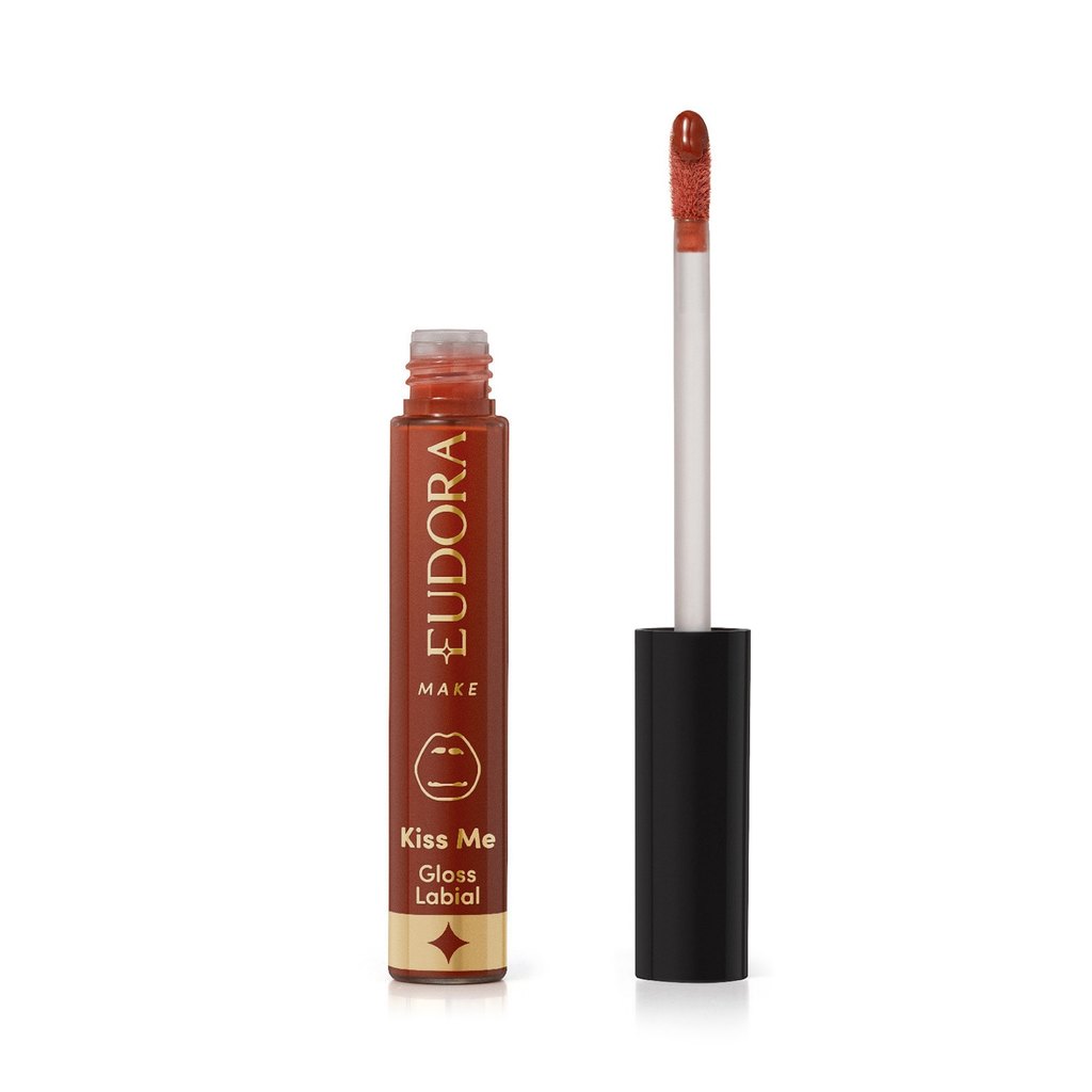 Embalagem do gloss labial Eudora Make e Adam Mitch na cor Canela, com o aplicador removido e posicionado ao lado do frasco.