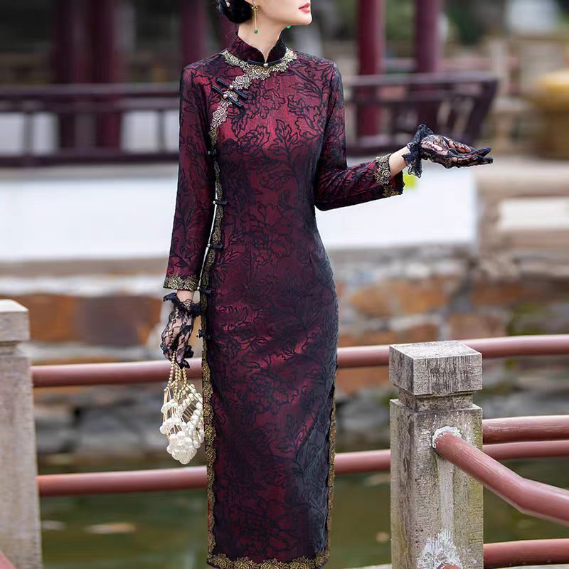Authentic long-sleeved cheongsam, vintage style for autumn, elegant and slim-fitting, suitable for everyday wear and wed