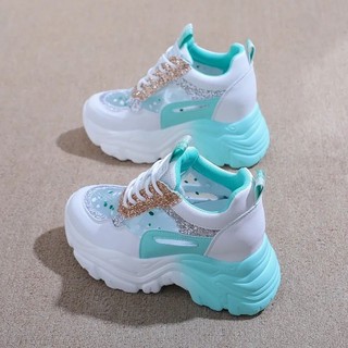 2026 novo estilo verão interior aumentando sapatos brancos mulheres primavera malha sapatos esportivos casuais respiráve