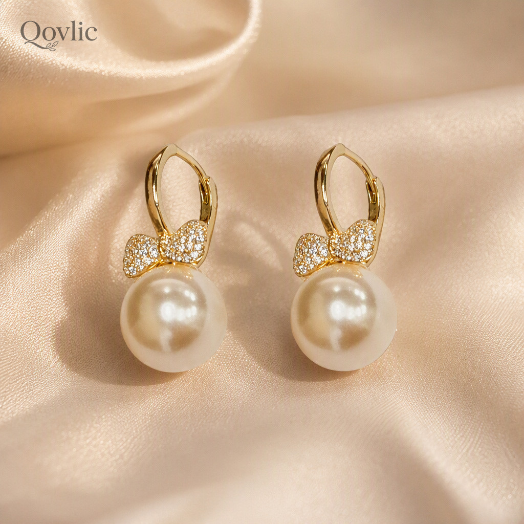 Qovlic Brinco Argola Dourado com Pérola e Laço Cravejado Feminino Elegante Delicado Presente