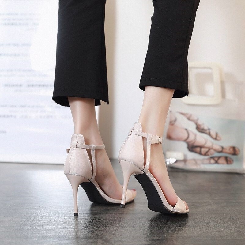 Sandálias femininas arco ano novo estilo verão estilo fada salto alto pequeno fresco alça de uma palavra salto Stiletto 