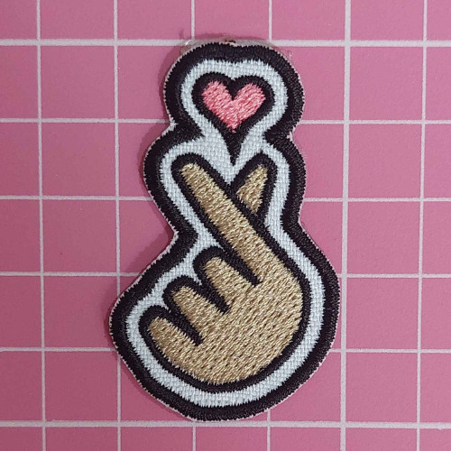 Patch Bordado BTS Finger Heart Kpop Aplique Termocolante Kawaii Coração Coreano Para Mochila Jaqueta Estojo