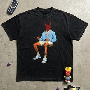 Camiseta Feminina Estampa Personagem com Cabeça de Demônio Moderna Confortável Estilosa Moda Feminina Casual