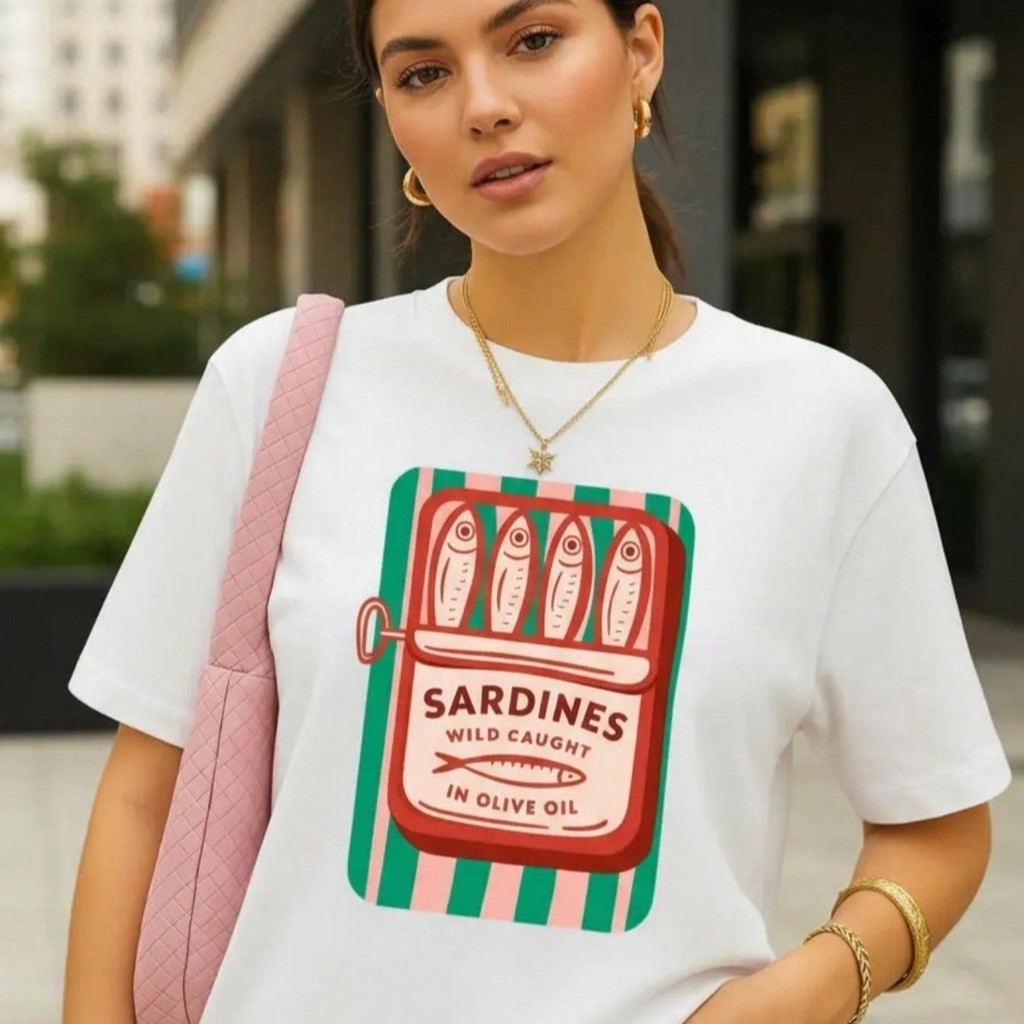 Camiseta Feminina Estilosa Casual 100% Algodão Manga Curta Gola Redonda Tecido Confortável Estampada Modelo: Sardines