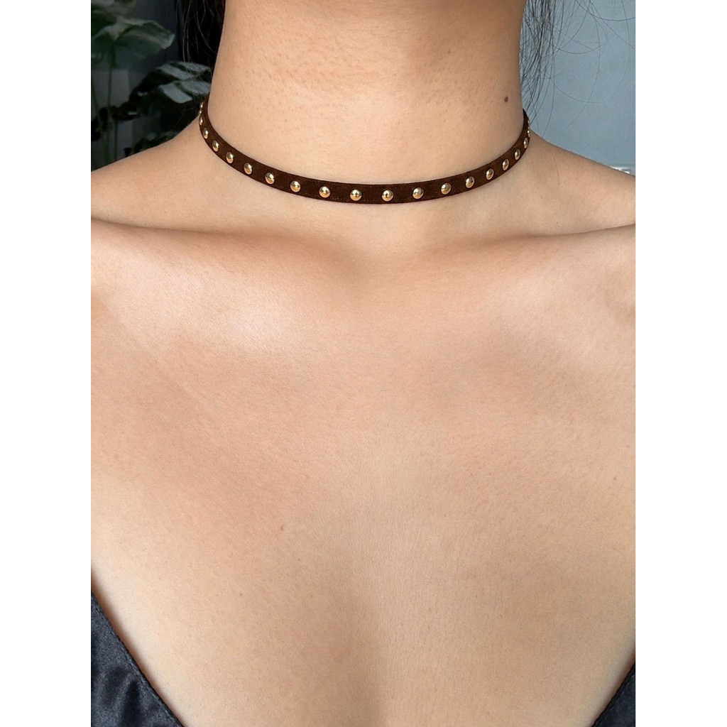 Gargantilha de Camurça com Spikes Dourados Feminina Premium