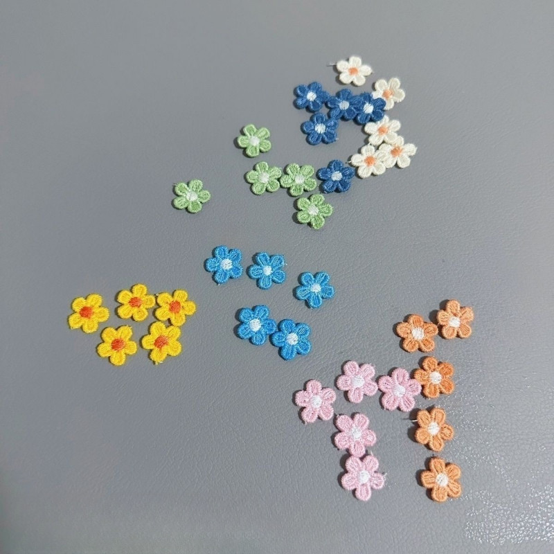 Adesivos de pano bordados fofos novos acessórios de roupas Mini flores pequenas acessórios para cabelo roupas acessórios