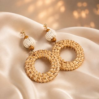 Brincos artesanais de verão, feitos à mão com tecido de grama e vides, para um estilo boêmio de férias.