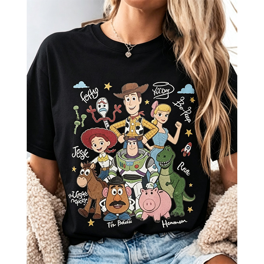 Camiseta Masculina Feminina Oversized Estampa Todos Personagens Toy Story com Nomes e Estrelas Nuvens T-shirt