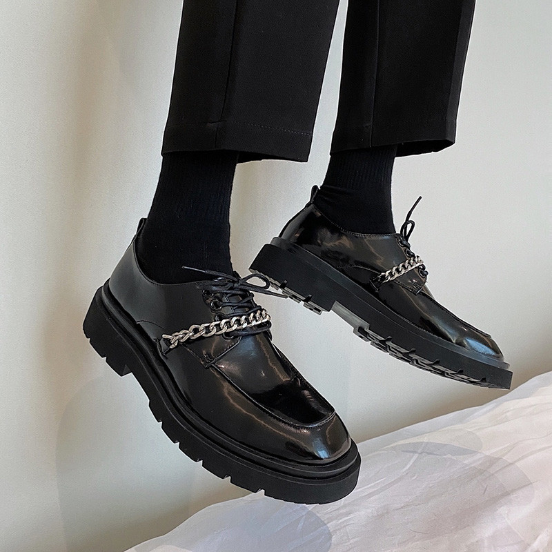 Novos sapatos masculinos Design de corrente dedo do pé quadrado rendas sapatos de couro casuais brilhante estilo britâni