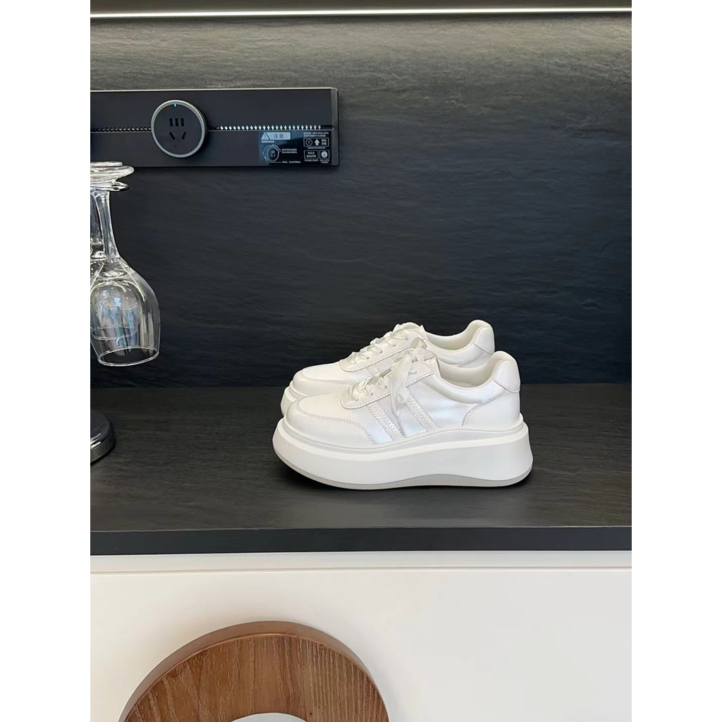 Sapatos brancos de couro feminino 2026 verão novo estilo de sola grossa sapatos casuais aumentados cetim de seda All-Mat