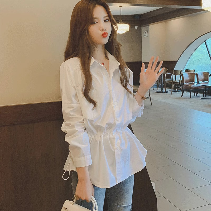 Camisa francesa branca de comprimento médio feminina outono 2026 novo estilo Design nicho de cintura estreita camisa de 