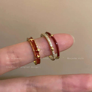 Anel feminino de estrelas vermelhas em duas camadas, design exclusivo e moderno, ajustável, versátil e com estilo, para 