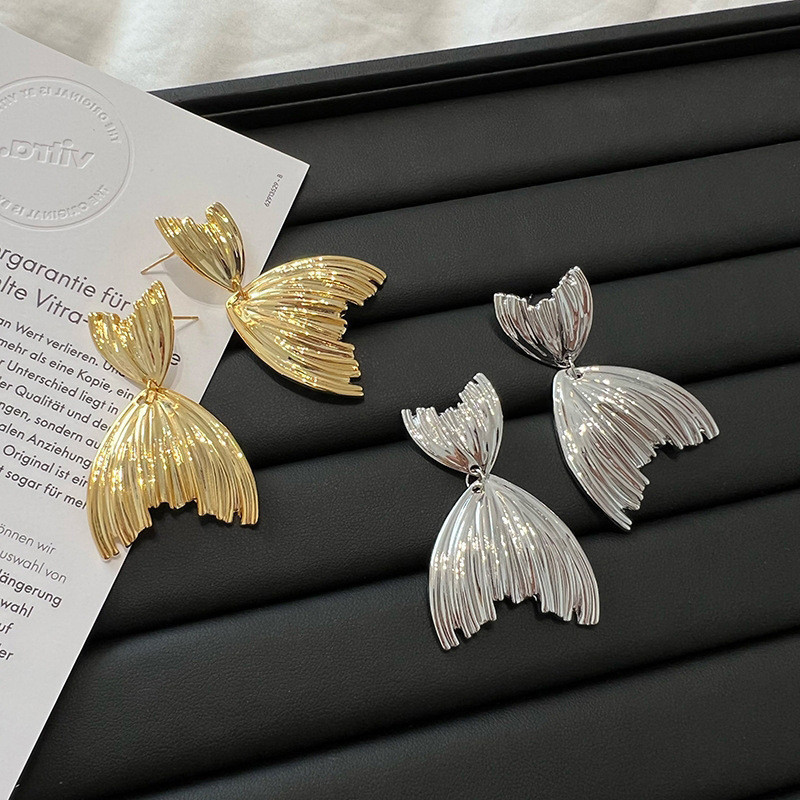 S925Sterling Silver，Pleated fishtail design，Ladies' single earring，Versatile design，Simple Style，Niche fashion，Show off 