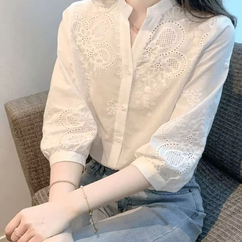 Camisa de algodão puro, de cor lisa, para mulher, ideal para o verão, com bordados, detalhes vazados, mangas de três qua