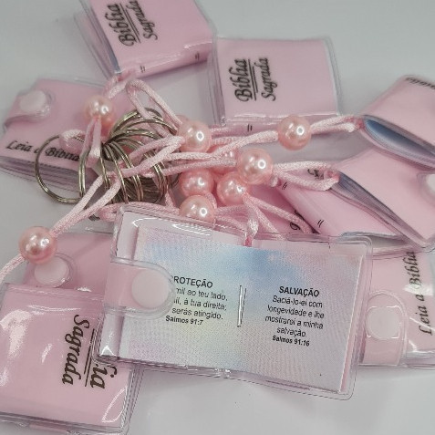 Chaveiro Bíblia Sagrada Rosa Com Pérola, Kit com 12 peças — imagem 2 de 2