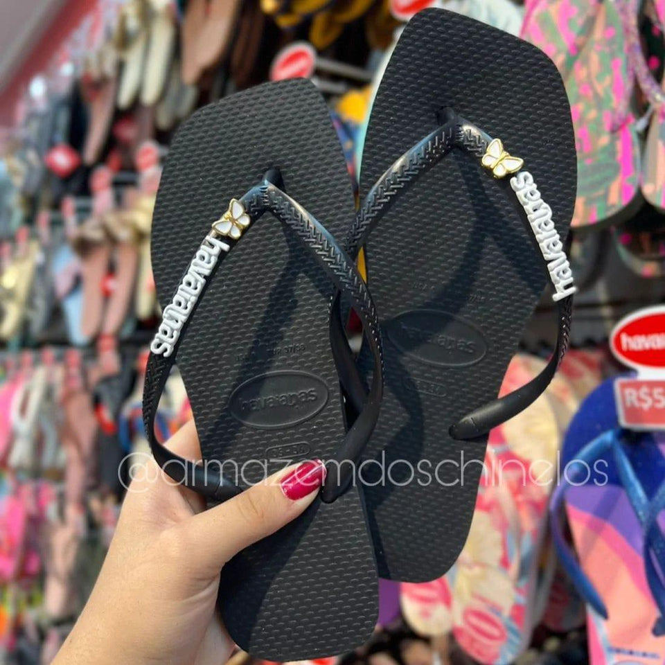 Havaianas Square (Preto) + Pingente Placa e borboleta em Oferta na Shopee