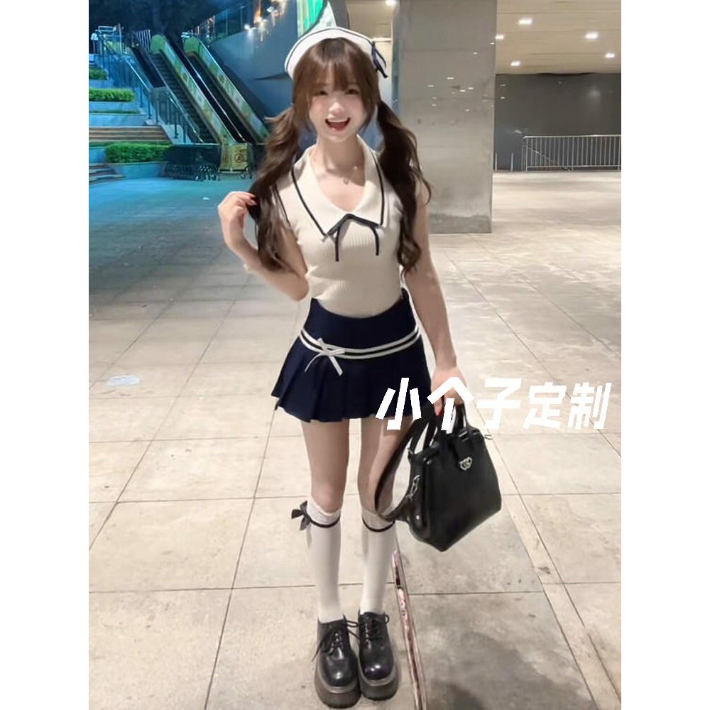 Homem pequeno usar um conjunto completo menina quente pequena manga voadora camisola azul saia plissada estilo Preppy te