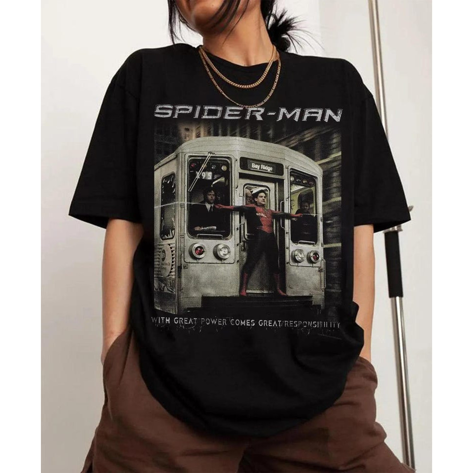 Camiseta Masculina Feminina Oversized Estampa Cena de Trem Vintage com Personagem de Herói, Camiseta Streetwear