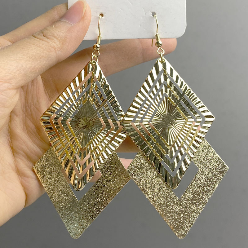 Moda europeia americana oco borla brincos feminino Retro longo padrão geométrico brincos de diamante único férias brinco