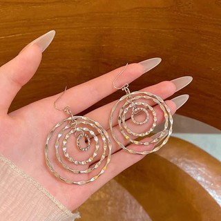 Brincos pendentes redondos com várias camadas e design moderno, muito procurados entre as mulheres, com um estilo minima