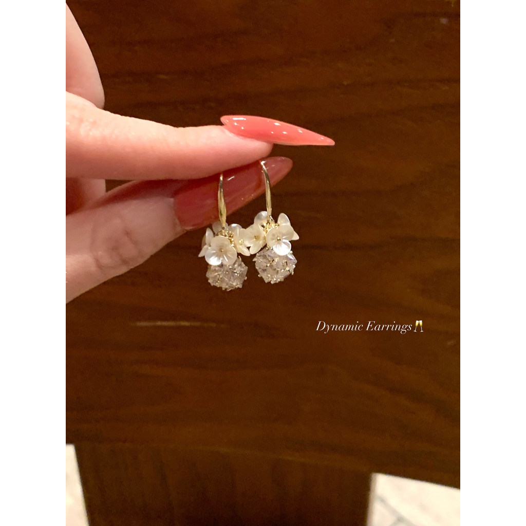 Flor dourada diamante bola brincos Design feminino nicho brincos 2026 novo estilo único bonito brincos ganchos