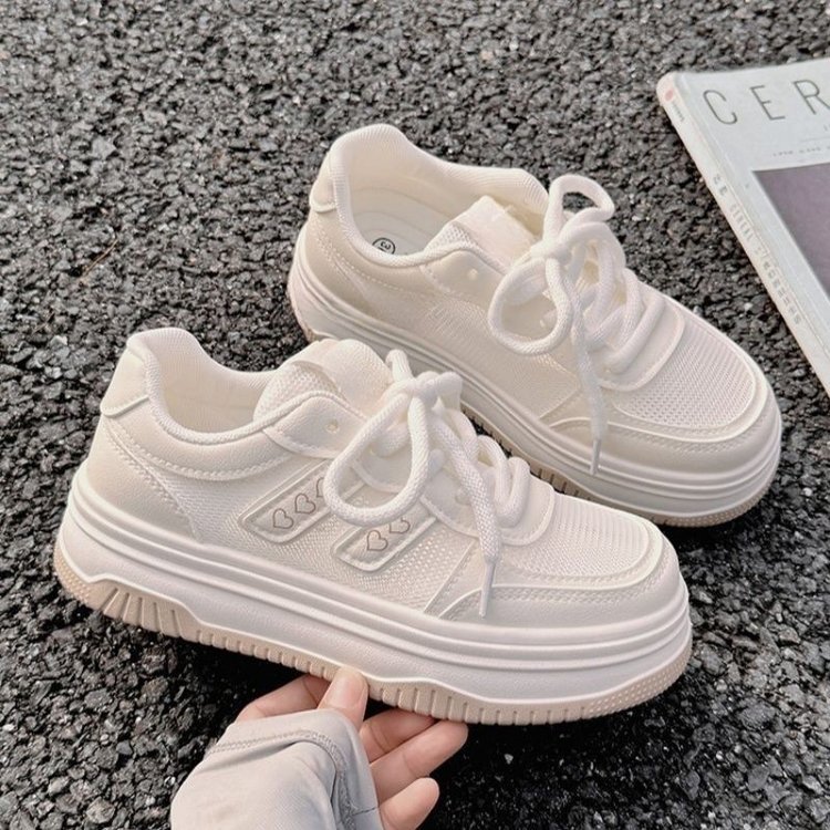 Pequenos sapatos brancos femininos 2025 novo estilo verão sapatos femininos malha respirável sapatos com saia sapatos es
