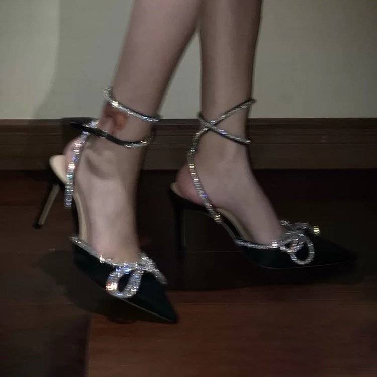 2025 verão novo estilo estilo fada moda strass arco salto alto alça cruzada sandálias de salto Stiletto