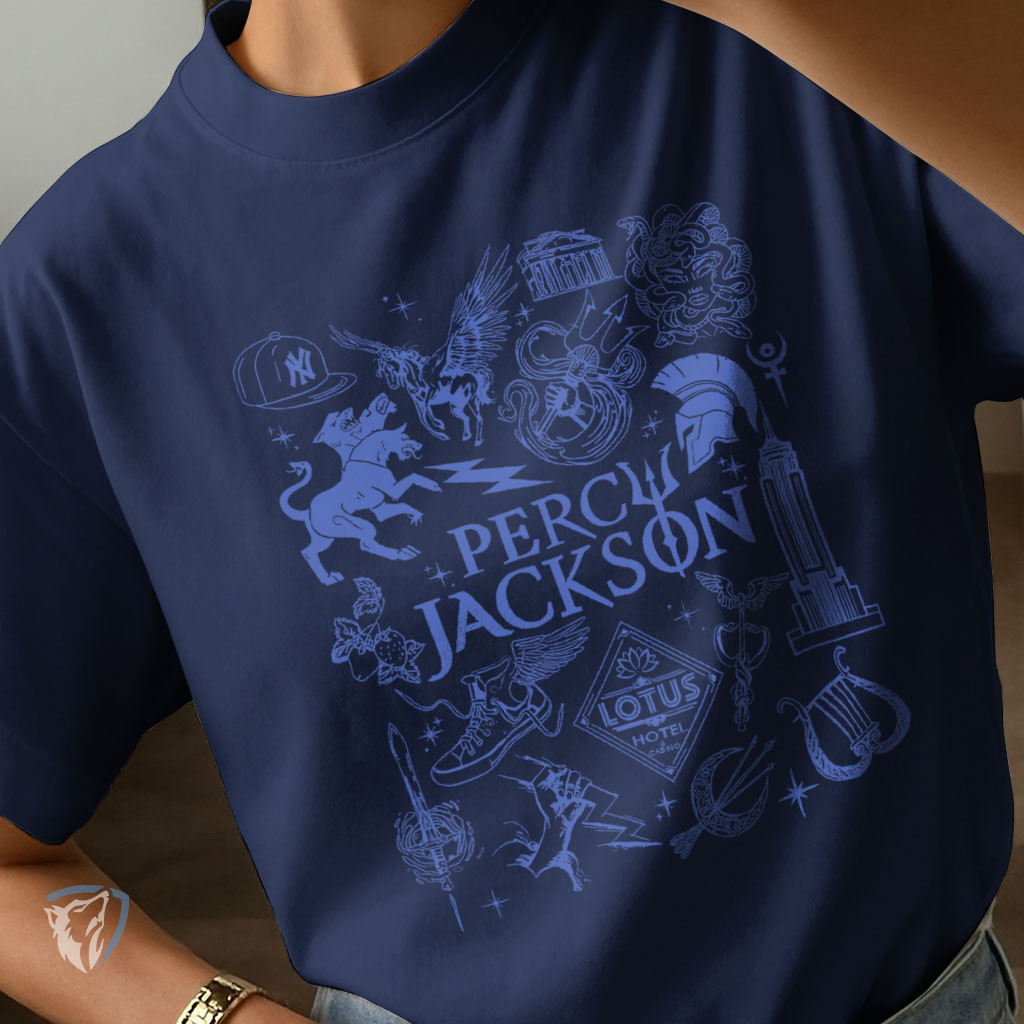 T-Shirt Percy Jackson Ícones Mitológicos | Visual Suave e Atemporal