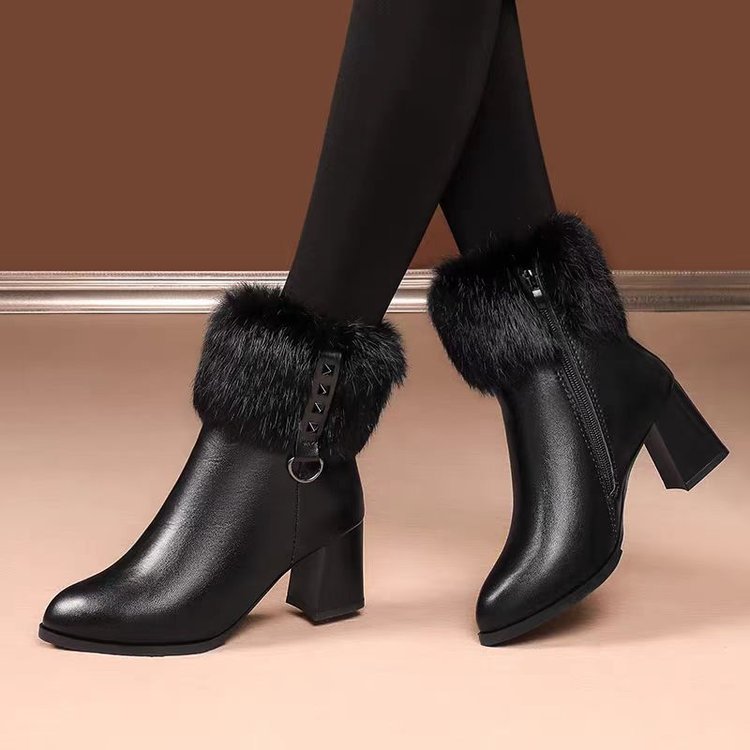 Botas femininas de salto grosso, cano curto, com bico fino, zíper lateral, elegantes, com pelo, tamanho 35-42.