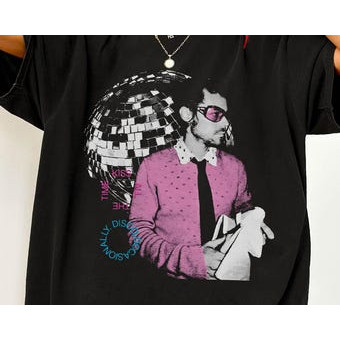 Camiseta Feminina Estampa Figura com Blusinha Rosa e Discoteca Retrô Confortável Linda Estilosa Moda Feminina