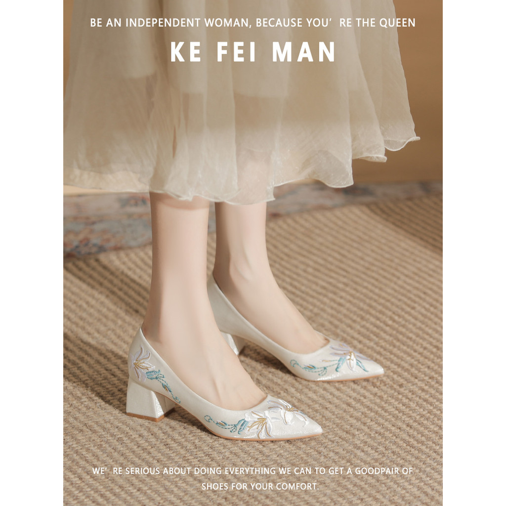 [Kefiman] Novo estilo chinês estilo chinês bordado sapatos de salto médio grosso feminino cetim apontou salto alto branc