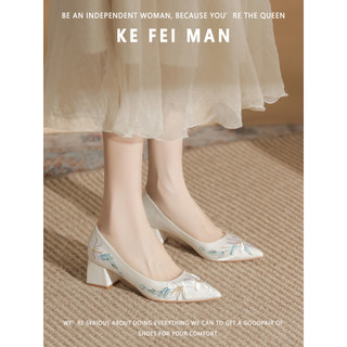 [Kefiman] Novo estilo chinês estilo chinês bordado sapatos de salto médio grosso feminino cetim apontou salto alto branc
