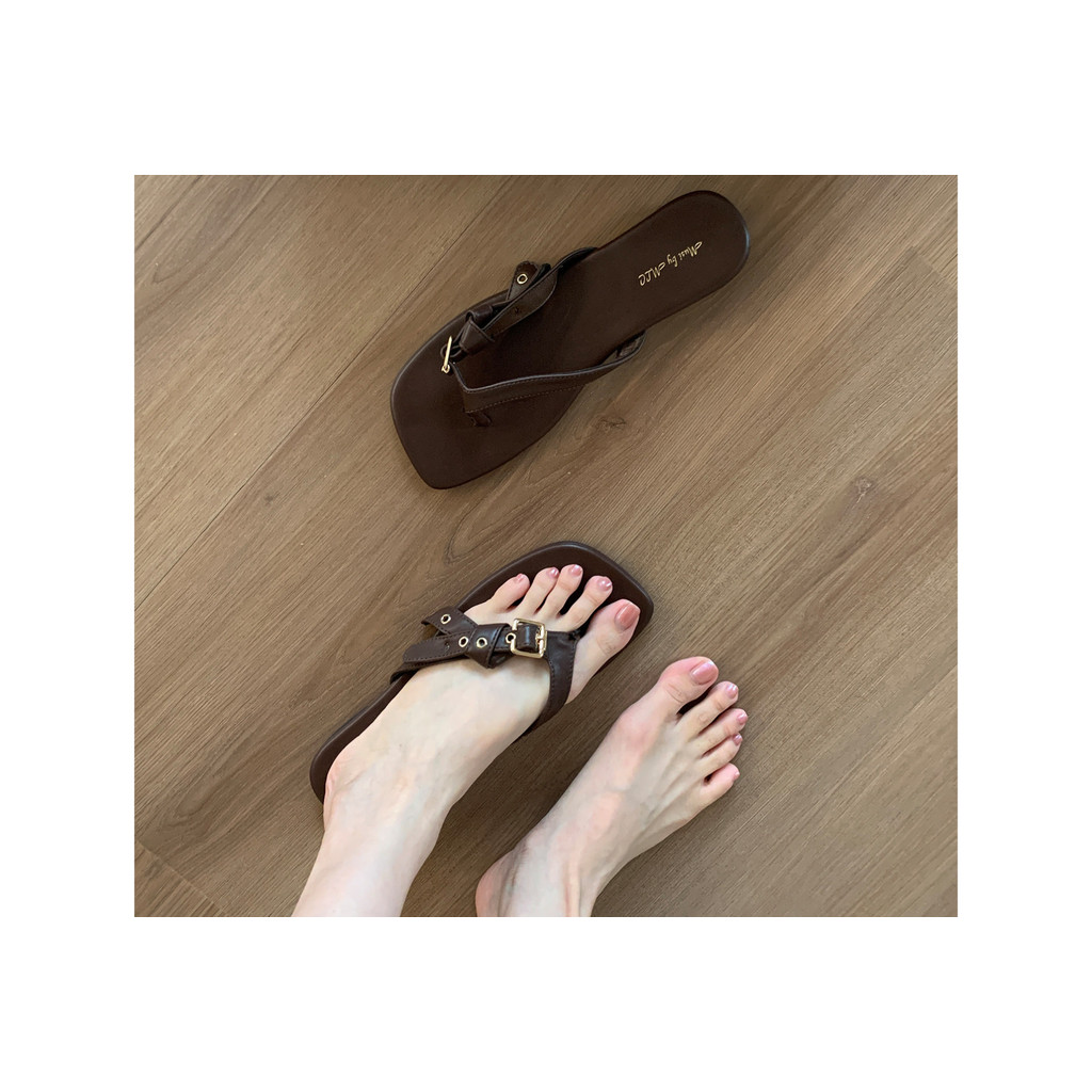 2026 verão novo estilo feminino exterior usar chinelos planos Retro confortável cinto fivela sandálias sapatos femininos