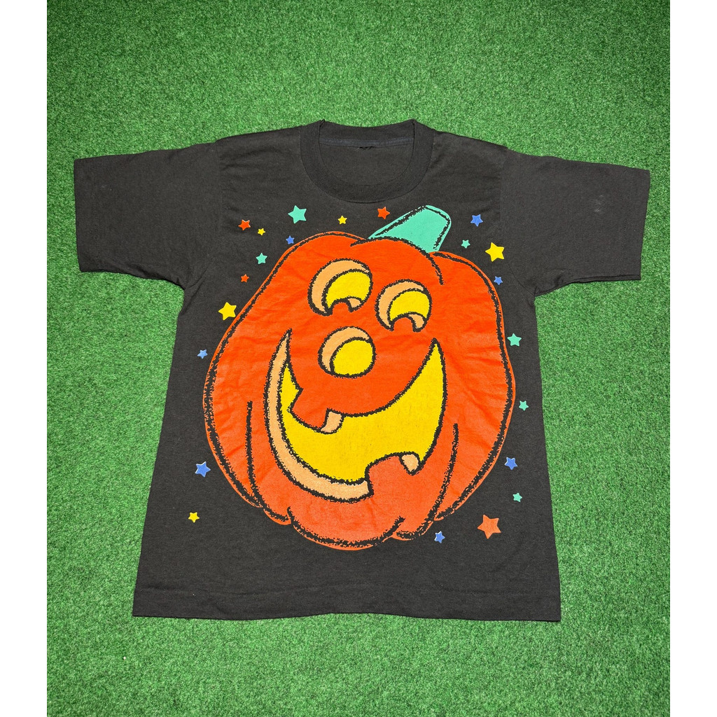 Camiseta Masculina estampa de abóbora sorridente de Halloween com estrelas coloridas divertida vibrante confortável esti