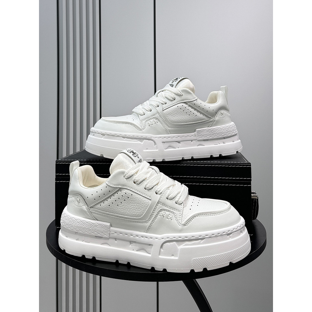 Sapatos brancos de sola grossa masculino 2026 primavera novo estilo sapatos de pão masculino aumento interno sapatos cas
