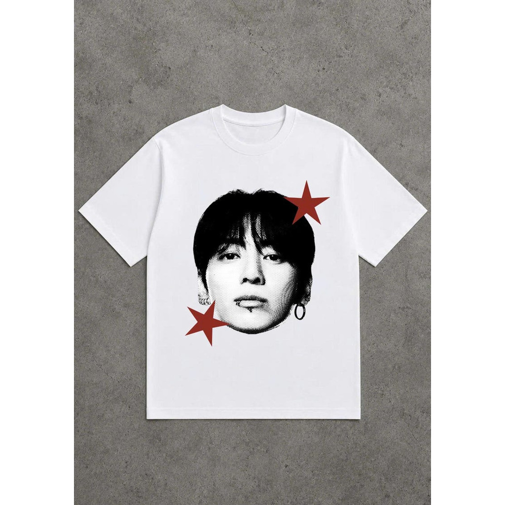 Camiseta Feminina Estampa de Rostro com Estrelas Confortável Linda e Estilosa Moda Feminina Casual