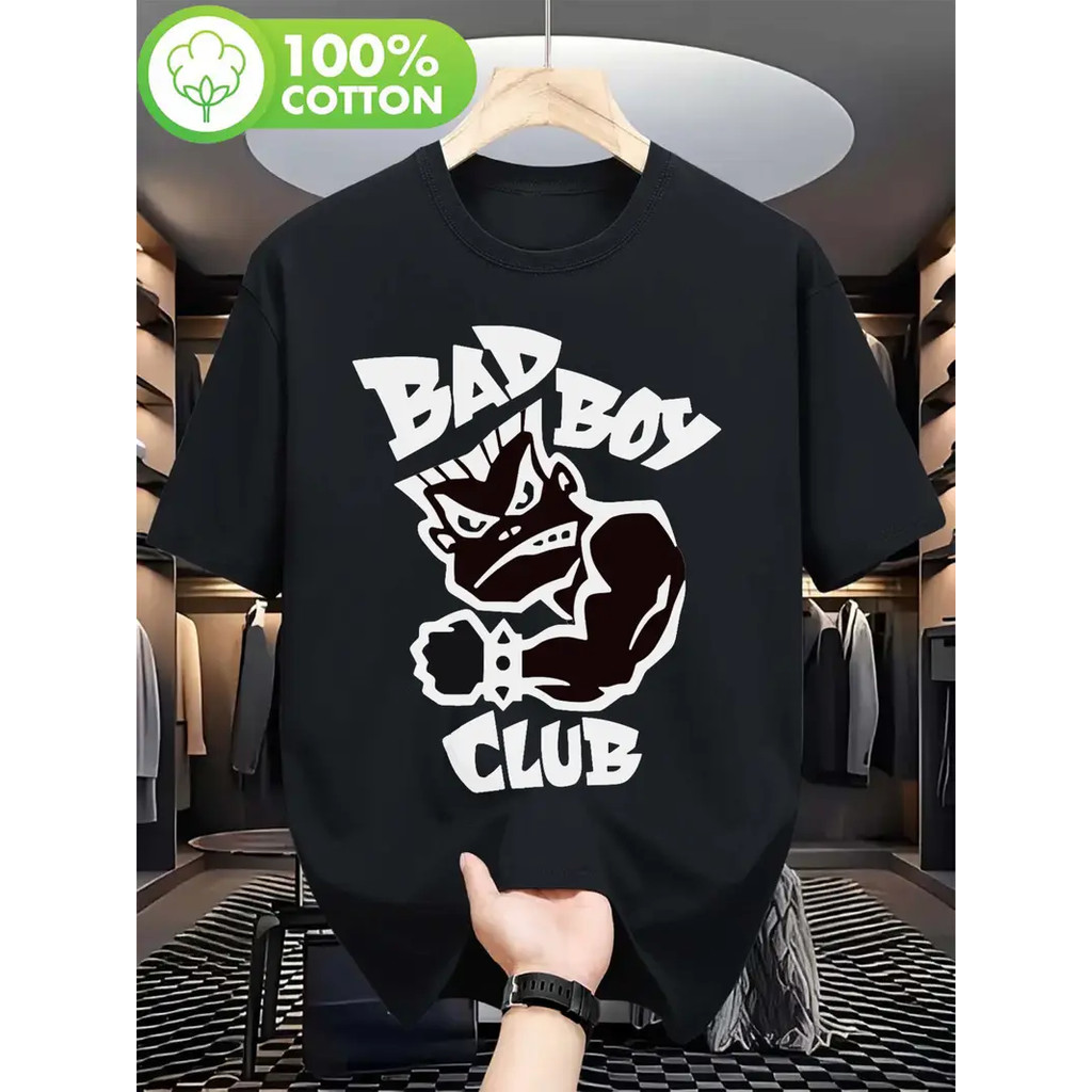 Camiseta Masculina Plus Size De Algodão Com A Inscrição "BAD BOY CLUB" E Uma Estampa Moderna De Um Diabo Musculoso