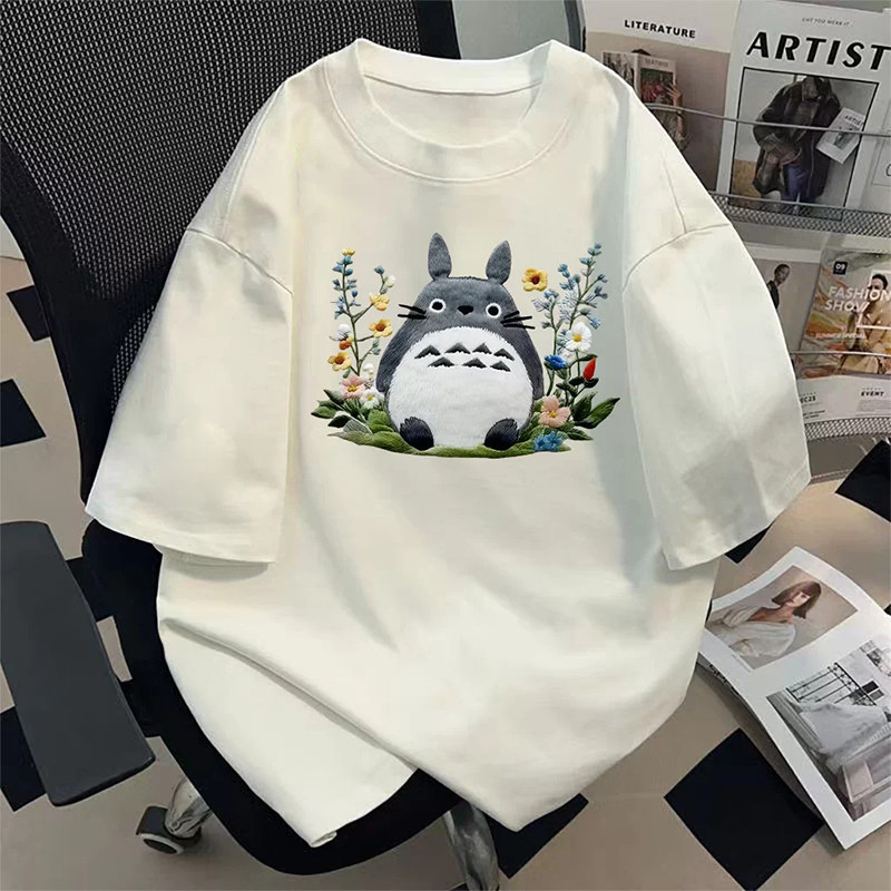 Camiseta Feminina com Estampa do Místico Totoro e Flores Fofa Confortável e Estilosa Moda Feminina Casual