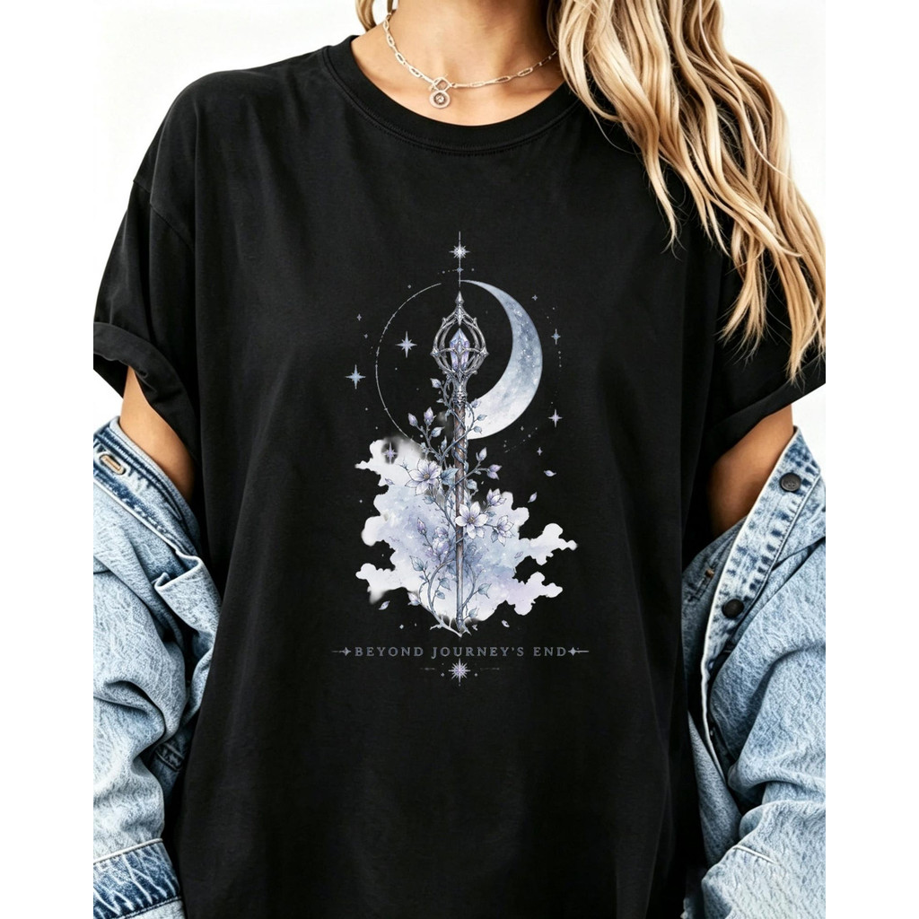 Atelier das Estampas Camiseta Feminina Lua Crescenta Estrela Branca e Nuvens Azuis Estilosa Confortável Moderna Look Not
