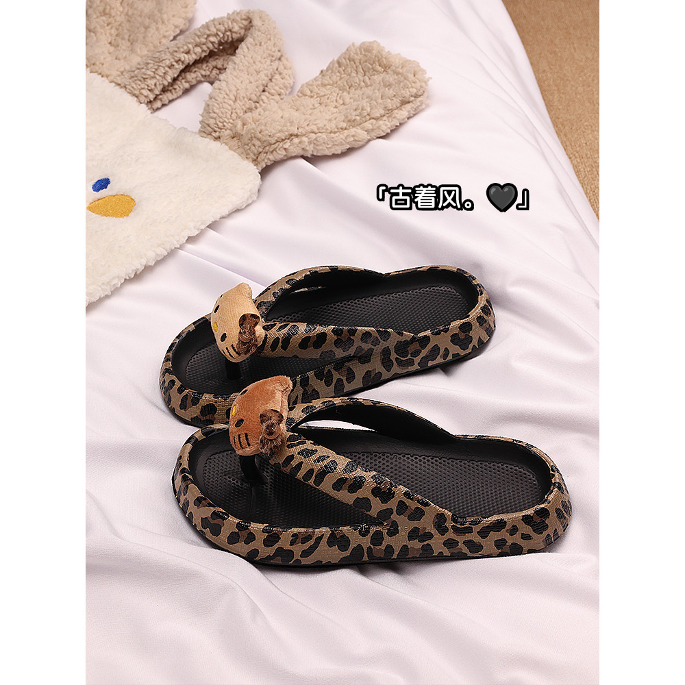 Leopardo impressão KT gato chinelos de sola grossa feminino 2026 verão novo estilo exterior Wear antiderrapante pisando 