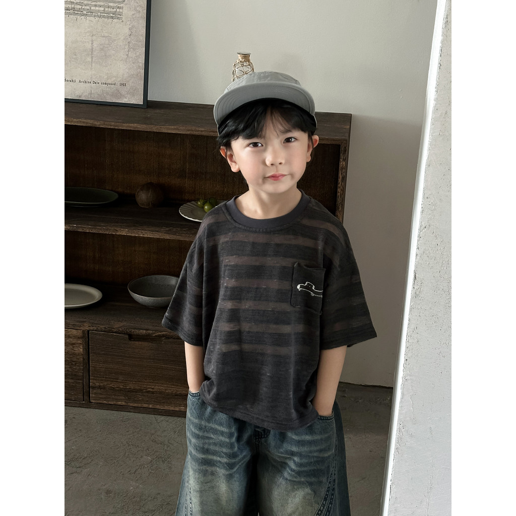Muchen novo estilo vestido de verão 2026 meninos listrado manga curta camiseta pequeno médio crianças dos desenhos anima