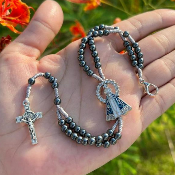 Terço de Pulso Pulseira Em Hematita Pingente De Nossa Senhora Aparecida Resplendor