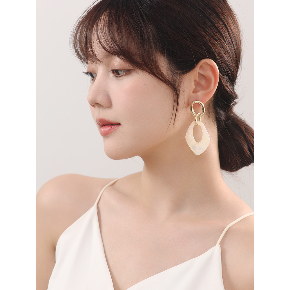 Luz de luxo estilo Hong Kong Design brincos High-End redondo rosto brincos feminino Retro nicho acrílico elegante brinco