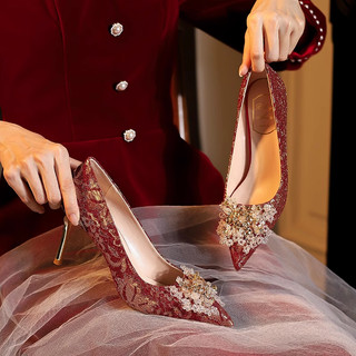 Chinês Xiuhe roupas sapatos de casamento sapatos de noiva feminino vermelho noivado salto alto 2026 novo estilo apontou 